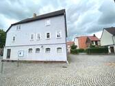 Hausseitenansicht mit Blick zum separaten Grundstück - 1 Zimmer Mehrfamilienhaus, Wohnhaus zum Kaufen in Bürgel