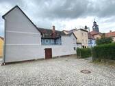 Hausrückansicht mit Blick zum separaten Grundstück - 1 Zimmer Mehrfamilienhaus, Wohnhaus in Bürgel