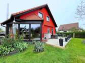 Terrasse - Wohntraum in ländlicher Lage EinfamilienhausEinliegerwohnunggehobene Ausstattung KaminTerrassetoll angelegtes GrundstückXXL Garage Carport