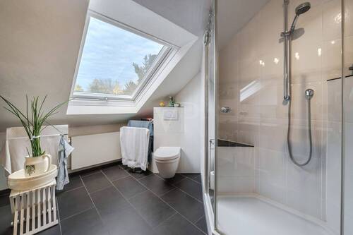 Lichtdurchflutetes Badezimmer - 
