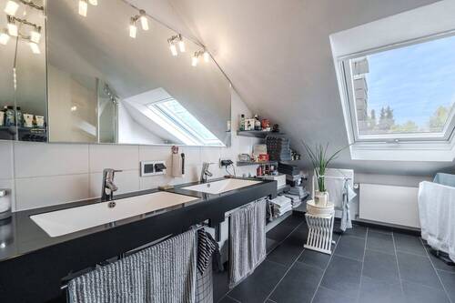 Großzügiges Badezimmer - 