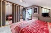 Geräumiges Schlafzimmer mit Durchgang zum Balkon - 