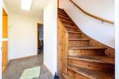 Flur und Treppenaufgang - 