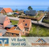 Wohnen, wo das Meer zum Alltag gehört - Solides, modernisiertes Haus auf großem Grundstück - Steinberg