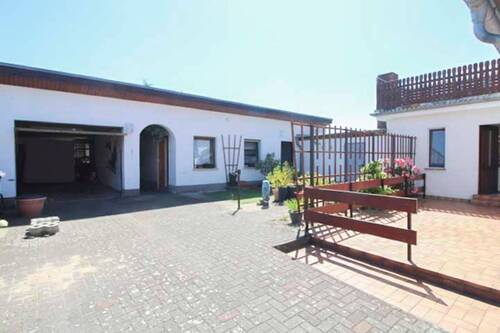 Innenhof mit Terrasse, Garage, Eingang Haupthaus, Eingang Einliegerwohnung und Dachterrasse - Einfamilienhaus mit 101,00 m² in Mönkebude zum Kaufen