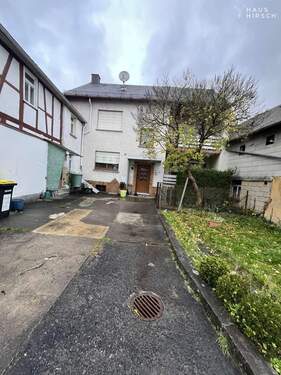 Hof, von der Straße her - 