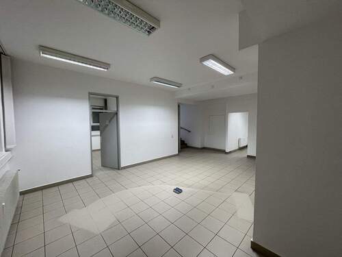 Flur/Zimmer 1 - Großräumige Büro- Praxisfläche in Frankfurt Nied mit Stellplätzen zu vermieten! [HMR-O09E01]