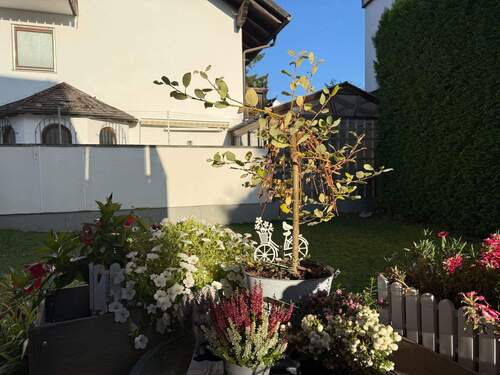 Garten-Blick nach Osten - 2 Zimmer Etagenwohnung in Unterhaching