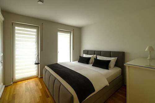 Schlafen m. 2 gr.Fenstern - 