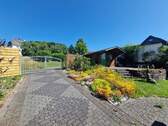 Zufahrt und Gartenhaus - Einfamilienhaus mit 123,00 m&sup2; in Hardt zum Kaufen