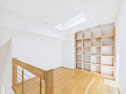 Offene Galerie mit Einbauregal - 3 Zimmer Etagenwohnung in München
