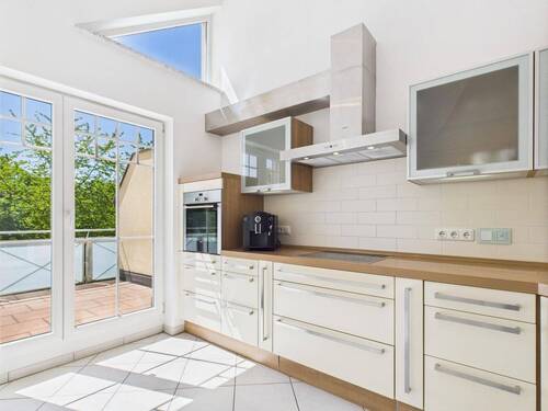 Küche mit Balkonzugang - 