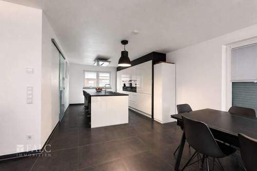 Moderne Küche mit offenem Essbereich - 