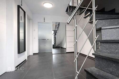 Moderner Entree mit grauen Akzenten - 