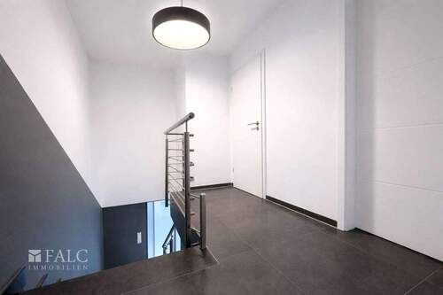 Flur im Obergeschoss mit Zugang zu allen Räumen - 