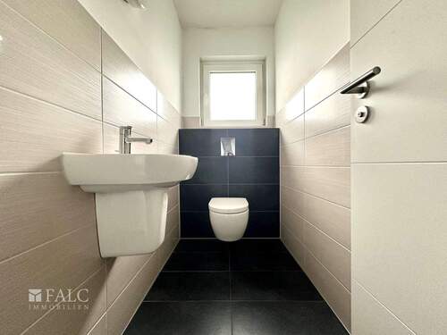 Tageslicht-Gäste-WC mit stilvoller Halbverfliesung - 