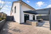 Rückwärtiger Bereich mit Terrasse und Pergola - 4 Zimmer Einfamilienhaus in Alsdorf