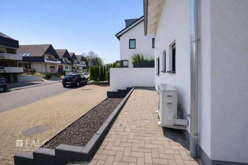 Großzügige Pflasterfläche mit Stellplätzen - 