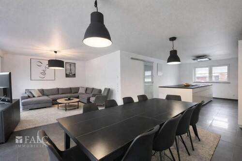 Offener Wohn- und Essbereich mit Designküche - 