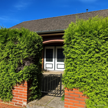 Eingang von der Straße - Familienfreundliches Zuhause mit Potenzial in Friedrichsfehn