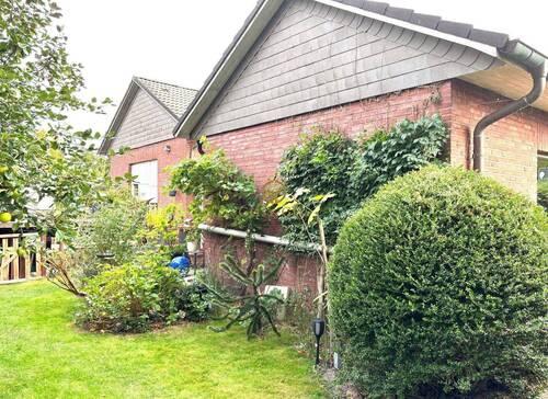 Garten mit Seitenansicht - Einfamilienhaus mit 181,00 m&sup2; in Edewecht zum Kaufen