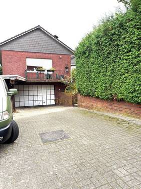 Auffahrt mit Stellplätzen - 