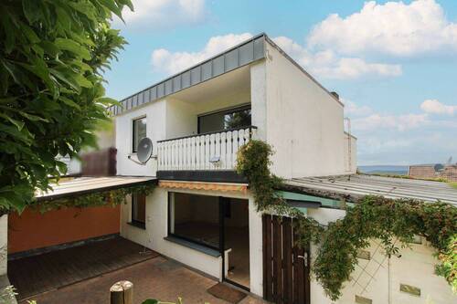 Gartenansicht - Preiswert & für die Familie: Reiheneckhaus mit Gartenoase & Garage oberhalb vom Ortskern