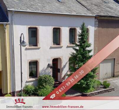 Drohnenaufnahme - Charmantes Haus mit versteckter Gartenidylle & Garage will wachgeküsst werden !