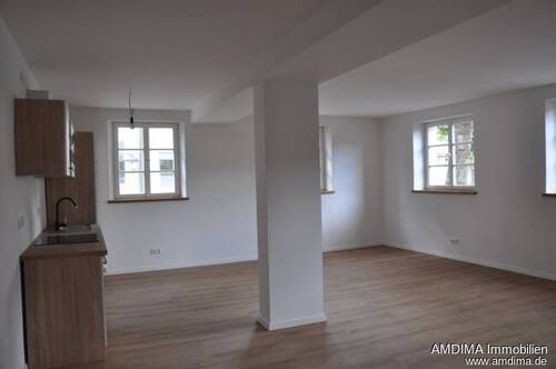 Größtes Zimmer und Küchenbereich - Wer Wohnen im Denkmal liebt sollte sich hier umschauen ....
