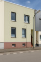 Fassade Ansicht vorne - Reihenhaus mit Garten als Renovierungsprojekt
