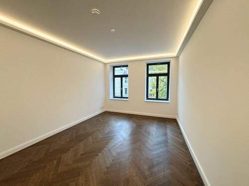 Wohnzimmer - Schickes Nest! * Dunkles Parkett * Balkon * Fußbodenheizung * Wanne & Dusche * LED-Licht