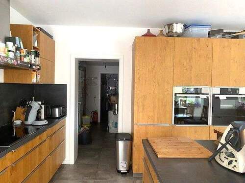 Küche mit Zugang zum Hauswirtschaftsraum - 