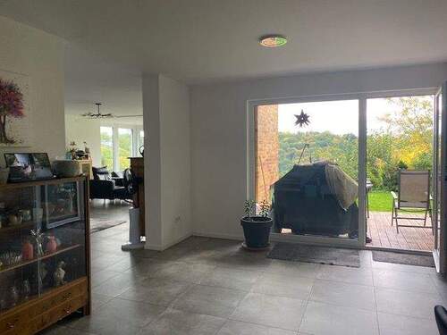 Offener Wohnbereich mit Zugang zum Garten - 