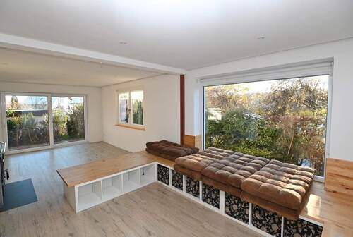 Wohnbereich EG - Großzügige 6-Zimmer-Maisonettewohnung mit zwei Balkonen, Sauna und Garage