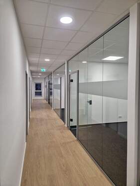 Flur mit Glaswänden - 