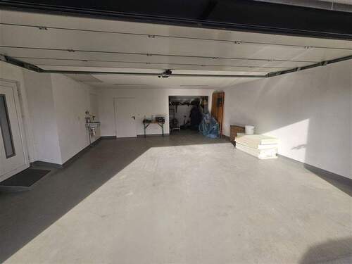 geräumige Garage mit Anbauten - 