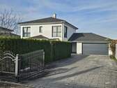 Ansicht mit Einfahrt und Garage - 5 Zimmer Einfamilienhaus zum Kaufen in Dillingen an der Donau