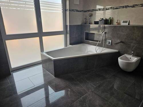 Wanne und Bidet im Bad - 