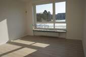 Wohnzimmer - 3,5-Zimmer-Wohnung mit Balkon ins Grüne - 95 m² Wohnkomfort in ruhiger Lage von Cuxhaven-Süderwisch