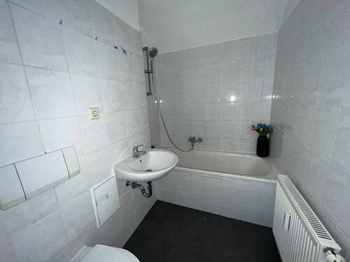 Bad mit Wanne.jpg - Etagenwohnung mit 50,00 m&sup2; in Chemnitz zur Miete