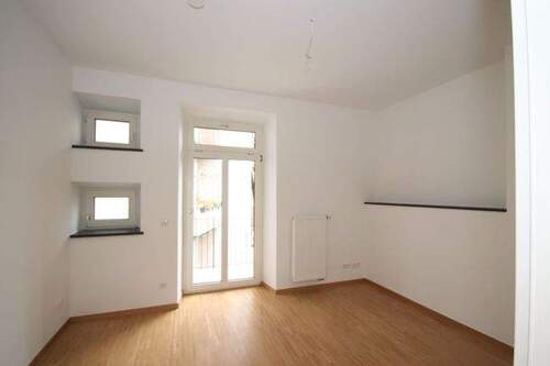 Zimmer mit Balkon - Schöne, vollkommen neu renovierte 2 Zimmer-Wohnung mit Balkon in Neuhausen gegenüber Goetheinstitut