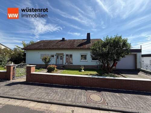 IMG_8177 - Freistehendes Einfamilienhaus mit zwei Garagen und großen Grundstück in Holzheim!