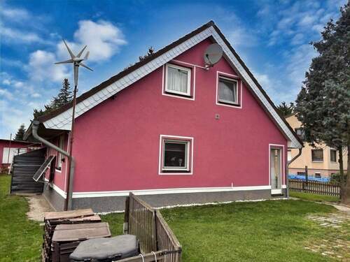 Seitliche Ansicht von der Doppelgarage zum Wohnhaus - 4 Zimmer Einfamilienhaus zum Kaufen in Pegau