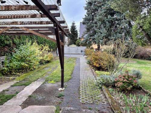 Carport mit Zufahrt zum Grundstück - 