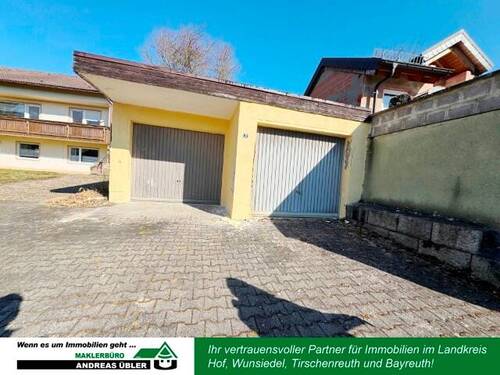 Einfahrt + 2 Garagen - 