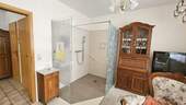 Gastzimmer mit Dusche und Waschbecken - 