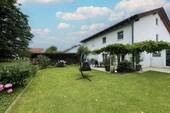 Gartenseite - Fast wie neu: Ihr neues Zuhause mit Blick ins Grüne, Doppelgarage und Carport, zeitnah beziehbar