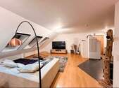 Wohnzimmer - Bezaubernde 3 Zimmer Dachgeschoss Wohnung mit 2 Balkonen