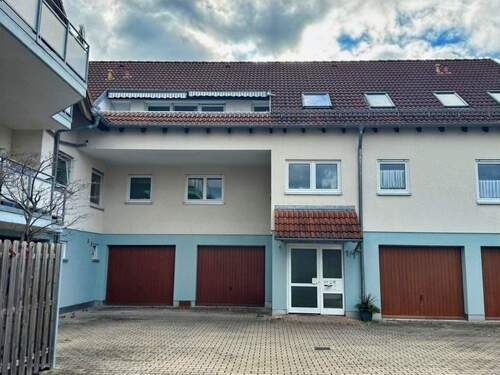 Blick auf Garage und Loggia - Einfamilienhaus mit 106,00 m² in Essingen zum Kaufen