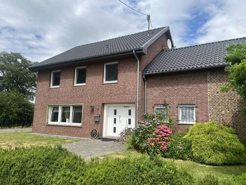 Frontansicht Wohnhaus - 5 Zimmer Einfamilienhaus zum Kaufen in Mönchengladbach